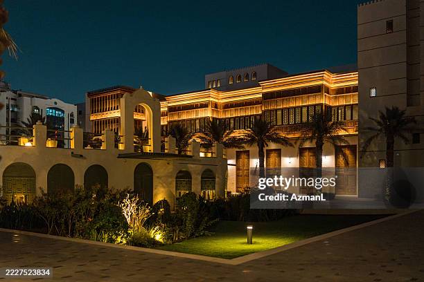 place de la culture de djeddah illuminée la nuit avec une architecture traditionnelle et une végétation luxuriante - culture saoudienne photos et images de collection