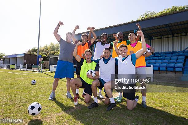 einen match-sieg feiern - amateur stock-fotos und bilder