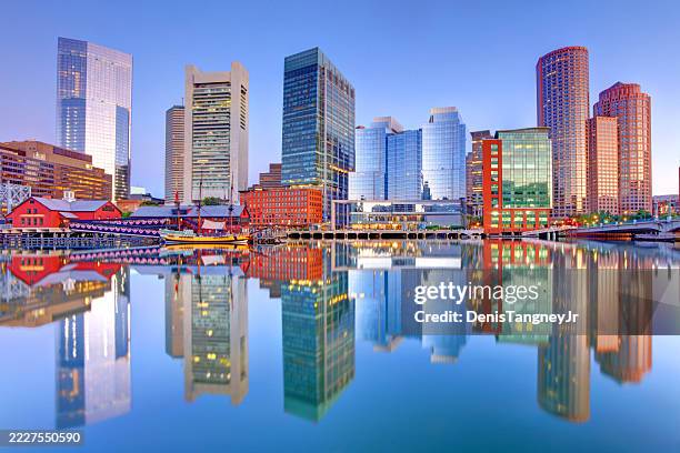 die skyline von boston entlang des fort point channel - boston stock-fotos und bilder