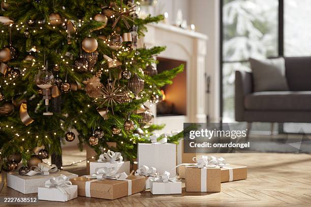nahaufnahme von weihnachtsbaum und geschenkboxen im wohnzimmer mit verschwommenem hintergrund - christbaum stock-fotos und bilder