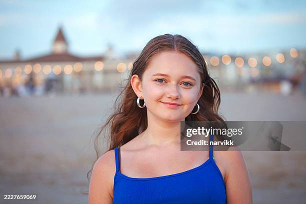 portrait of a young girl - alleen één tienermeisje stockfoto's en -beelden