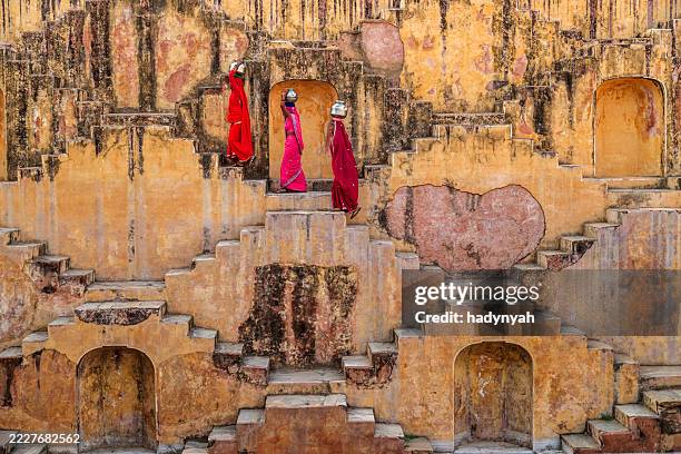 colors of india - indian women carrying water from stepwell near jaipur - rajasthan stock pictures, royalty-free photos & images