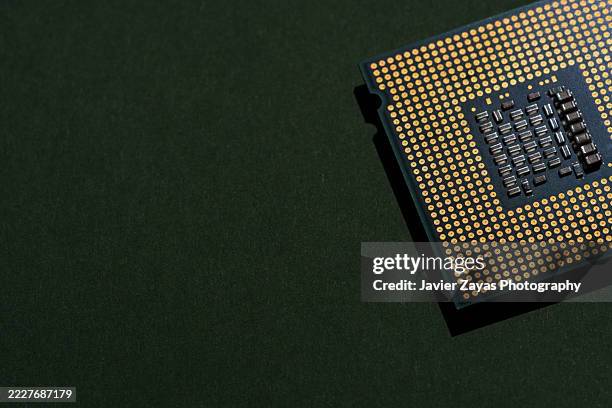 cpu processor chip on green background with copy space - verbindungsstecker stock-fotos und bilder