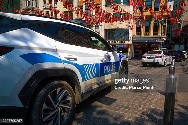turkish police patrol in taksim, istanbul - politieauto stockfoto's en -beelden