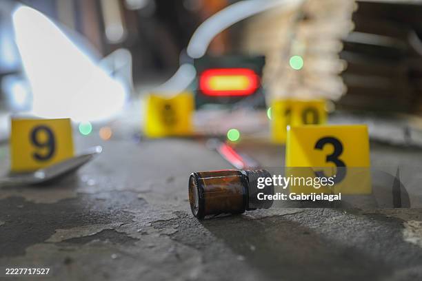 iluminación de la escena del crimen para un estado de ánimo dramático - asesino fotografías e imágenes de stock
