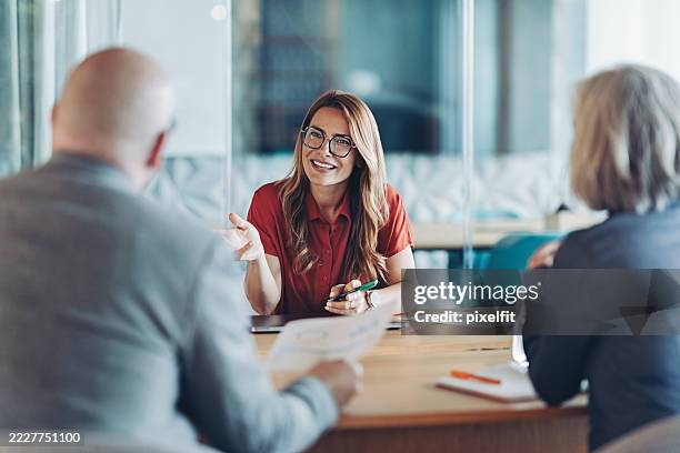 young female business leader - finansiell rådgivare bildbanksfoton och bilder