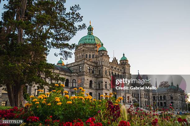 bc parliament buildings, also known as the legislative building - victoria canada photos et images de collection