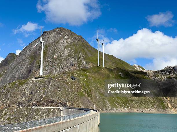 windturbinen auf einem berg in der nähe des staudamms - stausee stock-fotos und bilder