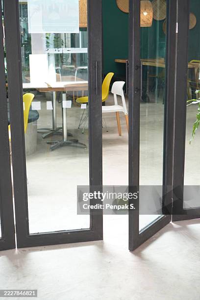 door - bureau vide photos et images de collection