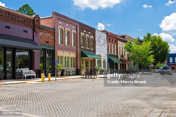 small town, main street, usa - georgia country stock pictures, royalty-free photos & images