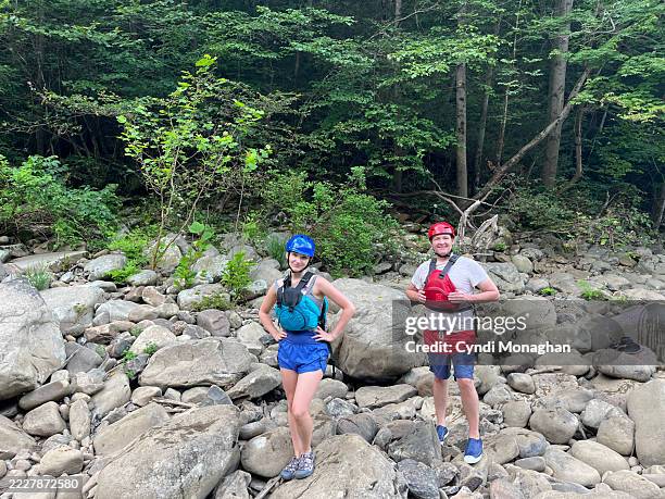 family whitewater rafting and floating in the pools in the in the lower youghiogheny in ohiopyle, pennsylvania. climbing the rocks along the shore to get to swimmers' hole rapid. - canot pneumatique photos et images de collection