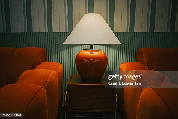 acogedor interior de salón con sillones simétricos y lámpara de mesa - lámpara eléctrica fotografías e imágenes de stock