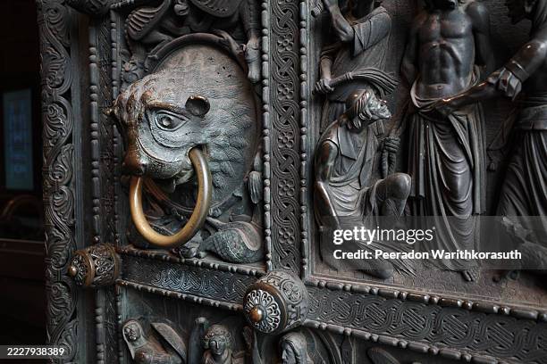 a close-up of the ornate, historic bronze doors . - hanse stock-fotos und bilder