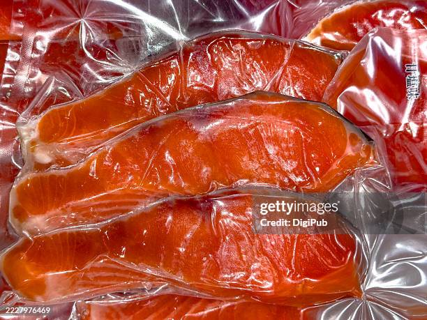 vacuum-sealed russian red salmon fillets at supermaket in japn - frozen fish fillets stockfoto's en -beelden