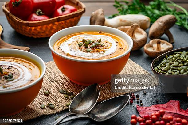 sana zuppa di zucca fatta in casa con panna. pasto pronto da mangiare per il ringraziamento o la stagione autunnale. dieta vegetariana o vegana - liscio foto e immagini stock
