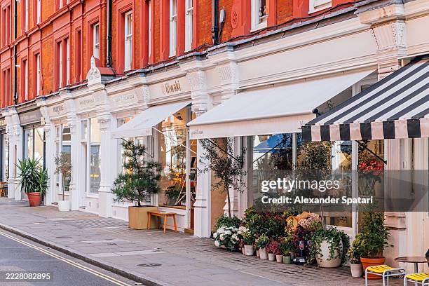 elegant boutique shops on chiltern street in chic marylebone neighbourhood, london, england, uk - calle principal fotografías e imágenes de stock