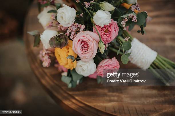 magnifique bouquet de mariage de fleurs fraîches. - bouquet formel photos et images de collection