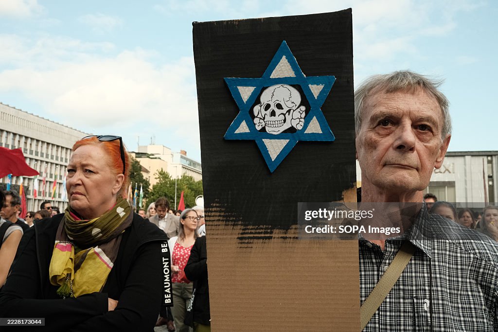 Protestet A protester carries a placard at a protest for Gaza. Aimed at drawing ...