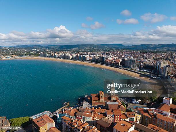 gijón ciudad en asturias - gijón fotografías e imágenes de stock