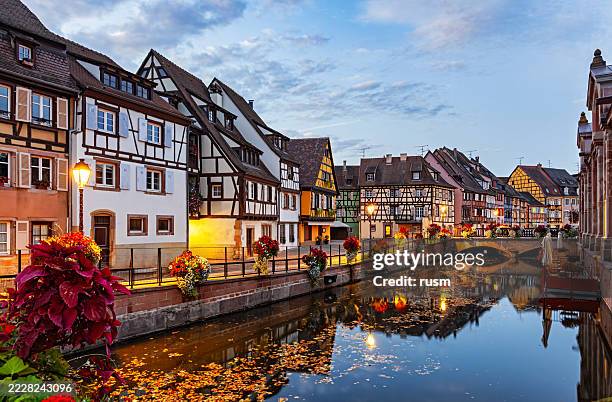 vista matutina del barrio de la pequeña venecia en colmar, francia - villa asentamiento humano fotografías e imágenes de stock