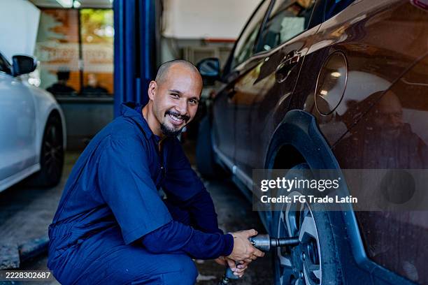 portrait d’un mécanicien d’âge moyen dans un atelier de réparation automobile - complètement chauve photos et images de collection