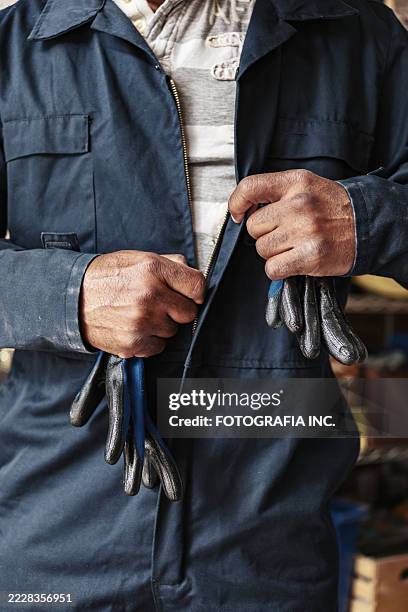 hände eines hispanischen reifen mannes, der sich auf den wutraum vorbereitet - reißverschluss stock-fotos und bilder