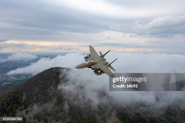 close-up of a f-15 fighter jet aircraft flying in the sky. - gevechtsvliegtuig stockfoto's en -beelden
