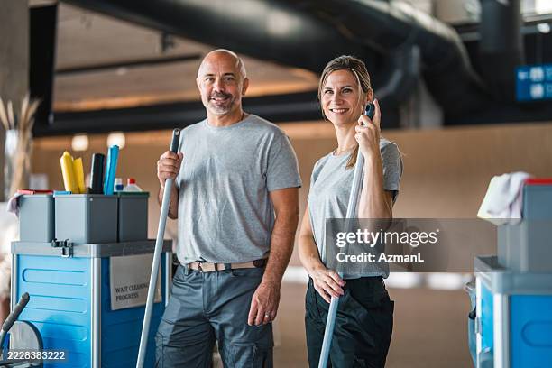 team di pulizia professionale in ambiente aeroportuale con attrezzature - impresa di pulizie foto e immagini stock