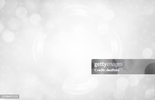 silbergrau weiß gefärbt defokussiert bokeh lichter glitzernd funkelnde party glänzend weihnachten neujahr party festliche feier horizontal verschwommen vektor hintergrund, poster, banner, hintergrund mit einem hellen kreis wie beleuchtetes ringlicht - silberfarbiger hintergrund stock-grafiken, -clipart, -cartoons und -symbole