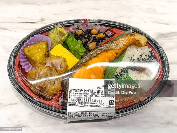 baked sweet salted silver salmon bento - dashimaki tamago fotografías e imágenes de stock