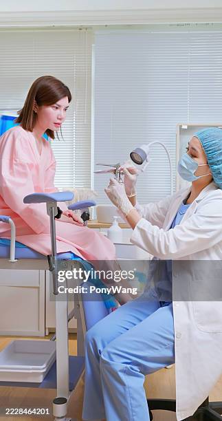 woman doctor explains pap smear process - colposcopy stock pictures, royalty-free photos & images