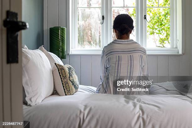 les défis de la solitude - trouble dépressif photos et images de collection