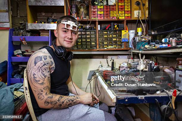 porträt eines modernen technikers - zerlegen stock-fotos und bilder