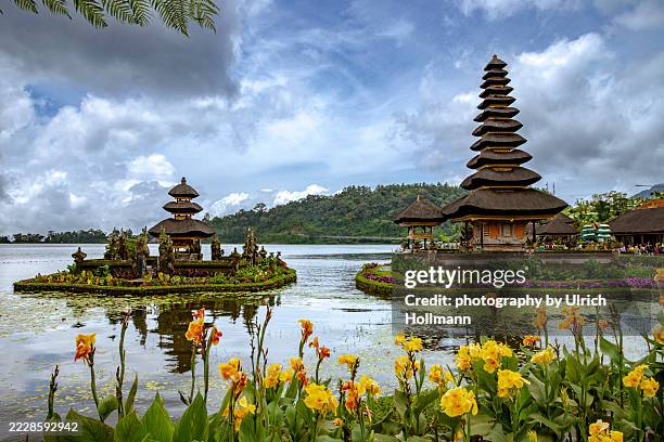 hindu temple, pura ulun danu beratan on bali, indonesia - bali fotografías e imágenes de stock