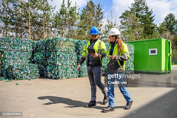 inspektion von recycelten materialien in einer recyclinganlage - umweltverantwortung stock-fotos und bilder