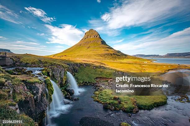 kirkjufell mountain and kirkjufellsfoss waterfall create a scenic iceland landscape. - islandia fotografías e imágenes de stock