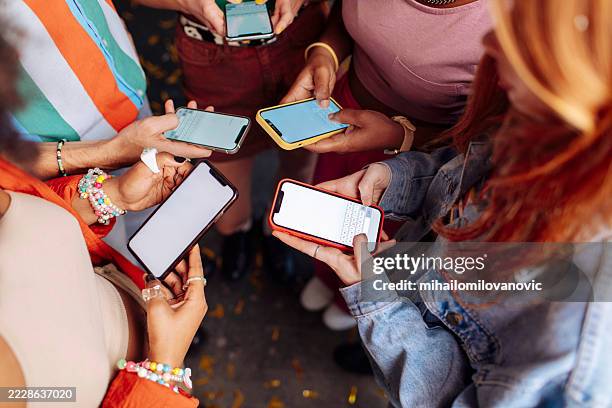hands sms - jugendkultur stock-fotos und bilder