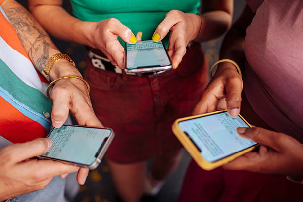 manos escribiendo en teléfonos inteligentes - whatsapp fotografías e imágenes de stock