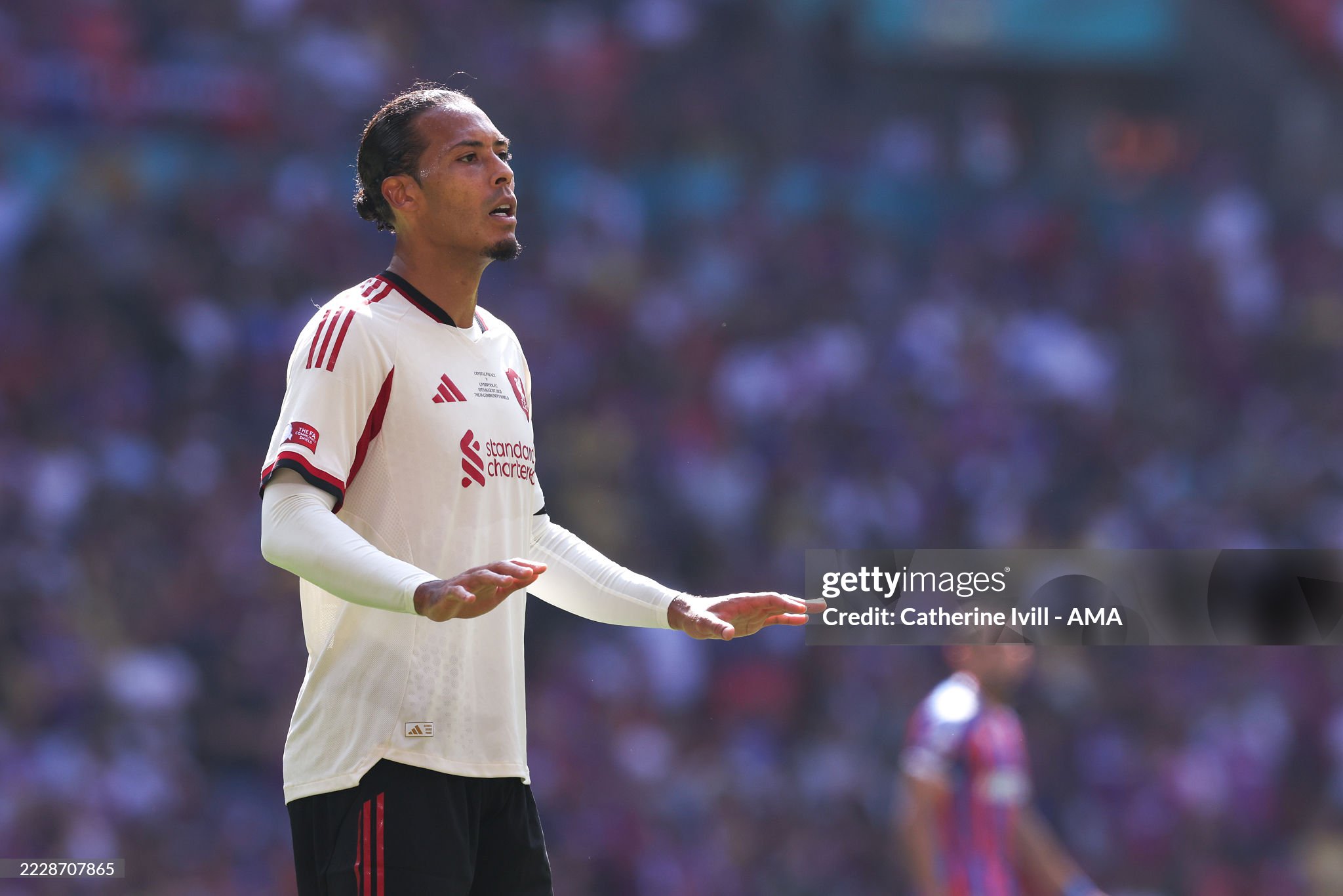 Van Dijk reacts to disrupted minute of silence for Diogo Jota and his brother