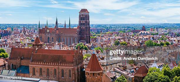 panoramablick auf die skyline der danziger altstadt mit der basilika der heiligen maria und der gotischen architektur von oben. - osteuropa stock-fotos und bilder