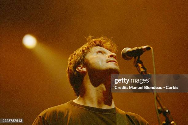 Bertrand Cantat, le chanteur de Noir Desir, sur scène, lors du Festival "CA Bouge Encore". Toulouse, Septembre 2001.