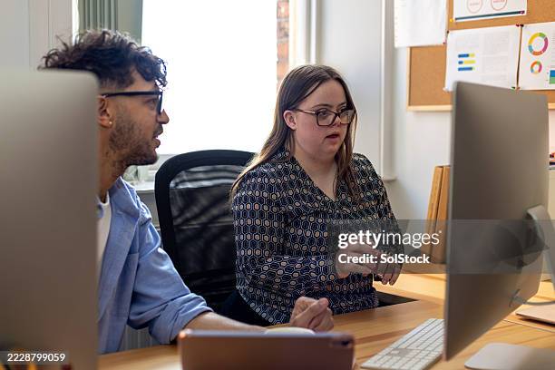 teamwork in the office - mid adult stock pictures, royalty-free photos & images