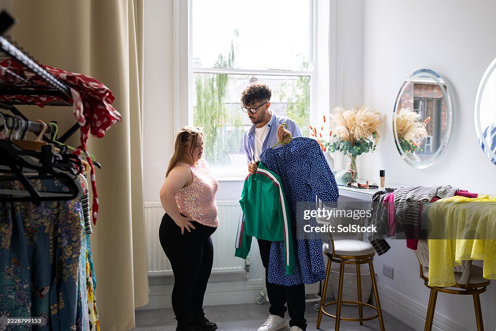 Entscheiden, welches Outfit für ein Fotoshooting getragen werden soll