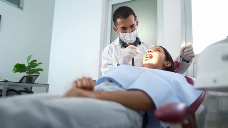 https://media.gettyimages.com/id/2228819798/video/mid-adult-dentist-man-examining-patient-teeth-at-dentists-office.jpg?b=1&s=640x640&k=20&c=Va2AFZRC5_zjcVrb-DoIoDfIjvUYAEcItY92yz0A7qY=