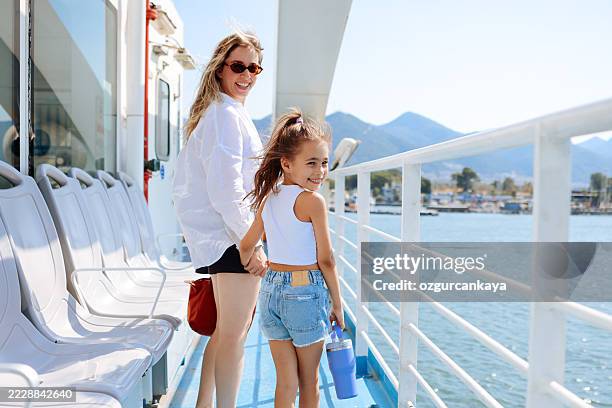 famille insouciante sur un bateau de croisière pendant les vacances d’été - ferry photos et images de collection
