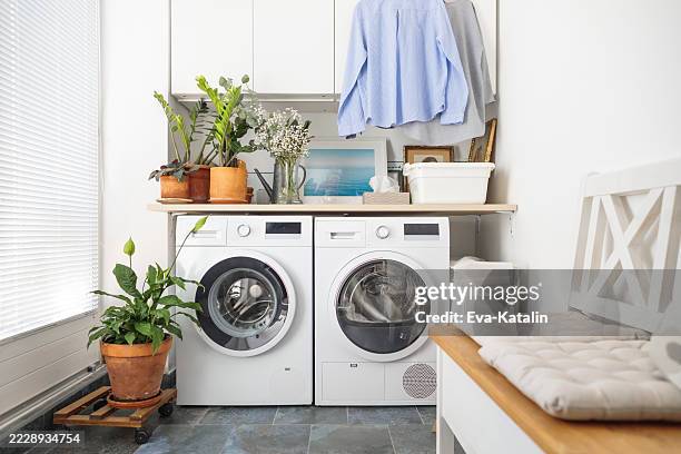 à la maison - buanderie photos et images de collection