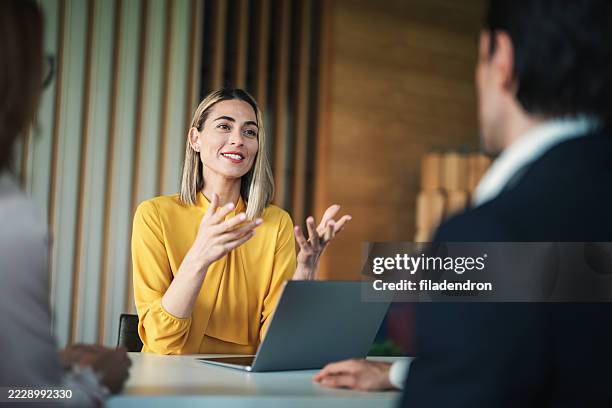 incontro di lavoro in ufficio, commercialista e consulente finanziario con feedback per aggiornamento finanziario, revisione report e documenti - consulenza fiscale foto e immagini stock