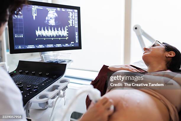 ginecologo che esegue lo screening ecografico su una donna incinta - feto foto e immagini stock