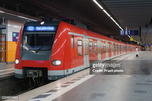 sleek red commuter train at modern station - estação de metro imagens e fotografias de stock
