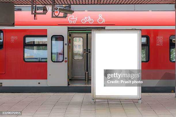 blank platform billboard at train station - estação de metro imagens e fotografias de stock